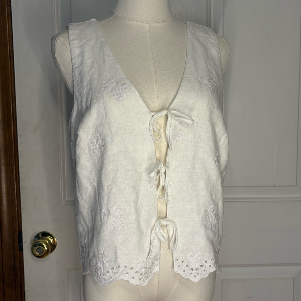 Hollister White Tie-Front VestTop